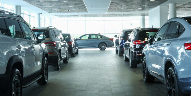 Импорт новых автомобилей в Россию снизился на 74%