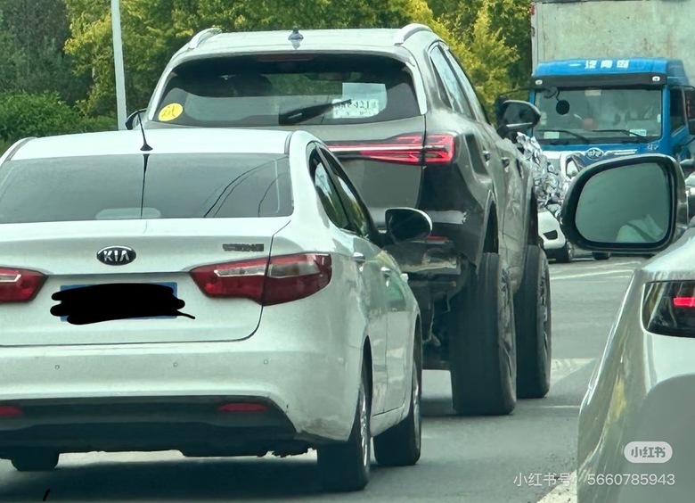 Изображение Hongqi приступила к тестам платформы для новейшего гибридного внедорожника