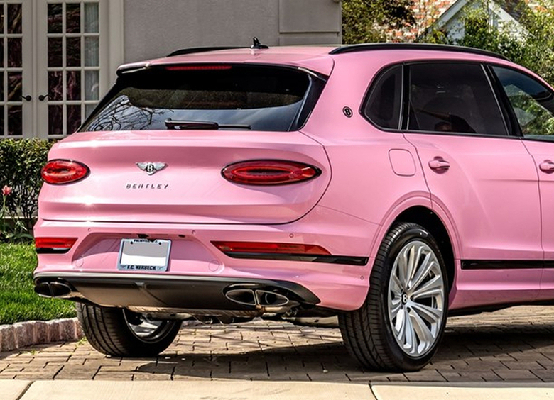 Изображение Bentley выпустила кроссовер Bentayga, окрашенный в кукольно-розовый цвет