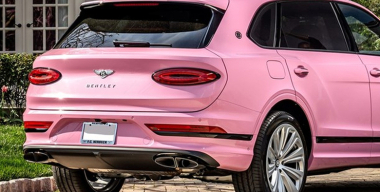Bentley выпустила кроссовер Bentayga, окрашенный в кукольно-розовый цвет