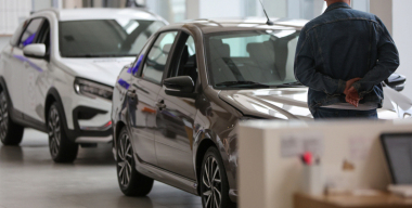 В России подорожают все автомобили LADA ярких цветов