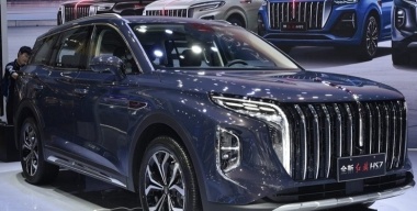К российским дилерам до старта продаж приехали кроссоверы Hongqi HS7