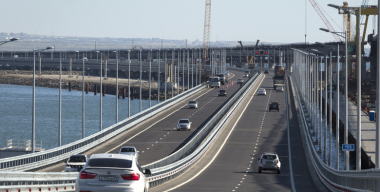 Очередь на Крымский мост растянулась на две тысячи машин