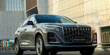 Hongqi презентовала кроссовер-гибрид HS3 Jinwei Plus в Китае