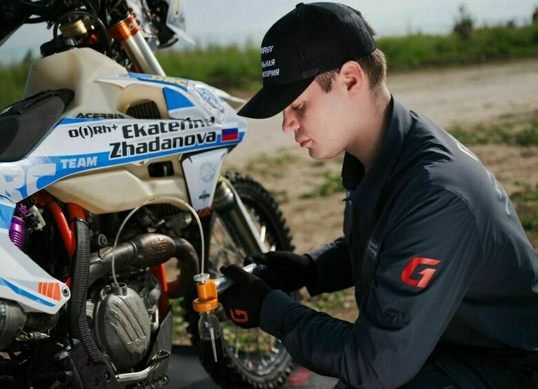 В международном ралли «Шелковый путь — 2025» представили новое моторное масло для мотоциклистов