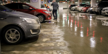 Автовладелица отсудила почти 300 тысяч за повреждения авто из-за ложного пожара