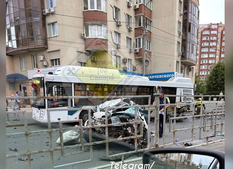 Иномарка на огромной скорости протаранила автобус с людьми в Самаре