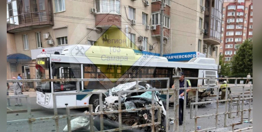Иномарка на огромной скорости протаранила автобус с людьми в Самаре