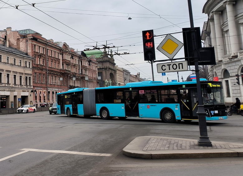 Изображение Автобус-гармошка изводит водителей и пешеходов в Екатеринбурге