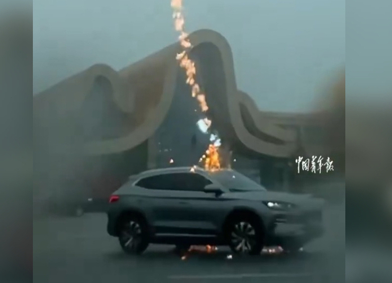 Изображение Молния три раза подряд ударила в один автомобиль, и это попало на видео