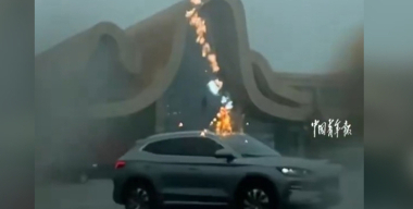 Молния три раза подряд ударила в один автомобиль, и это попало на видео