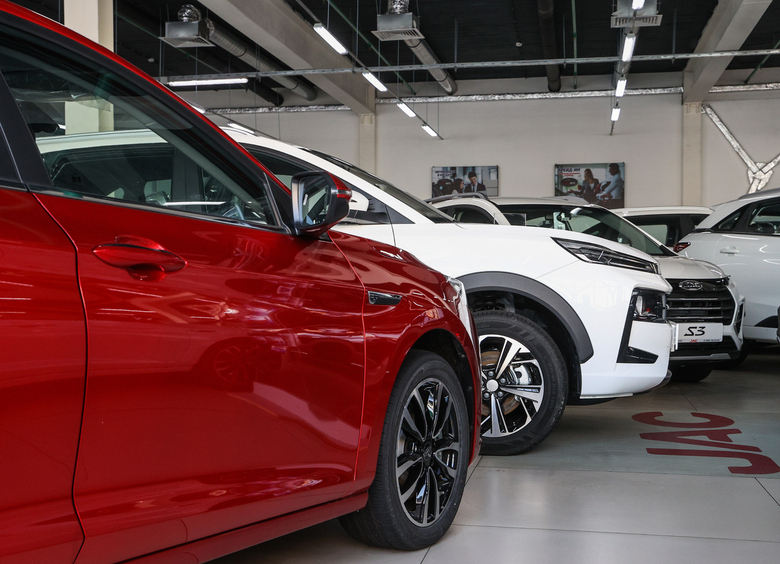 Дилеры ожидают, что продажи новых авто в августе останутся на уровне июля
