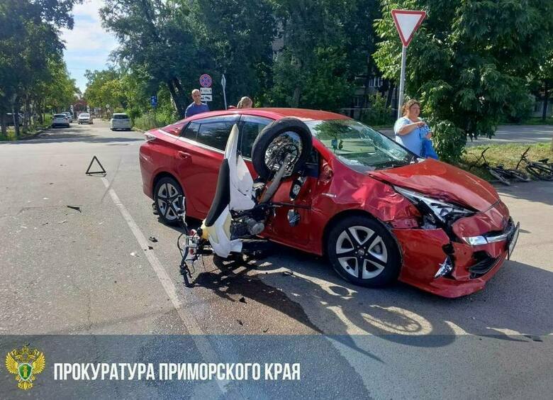 Изображение В Уссурийске Toyota Prius сбила мотоцикл с двумя подростками