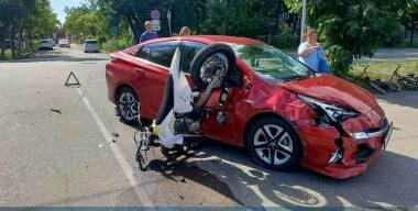 В Уссурийске Toyota Prius сбила мотоцикл с двумя подростками