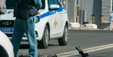 Подросток погиб под колесами автобуса после падения с электросамоката