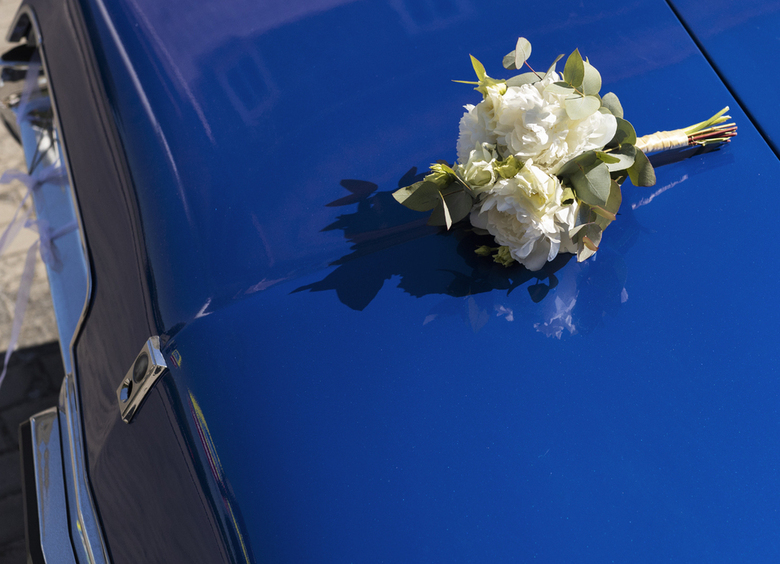 Изображение Женщина украла букет цветов с капота автомобиля возле роддома в Подмосковье