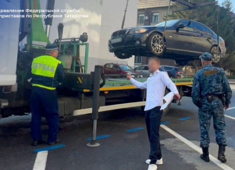 Изображение Владелец BMW устроил необычную фотосессию с машиной, арестованной за долги