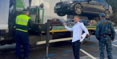 Владелец BMW устроил необычную фотосессию с машиной, арестованной за долги