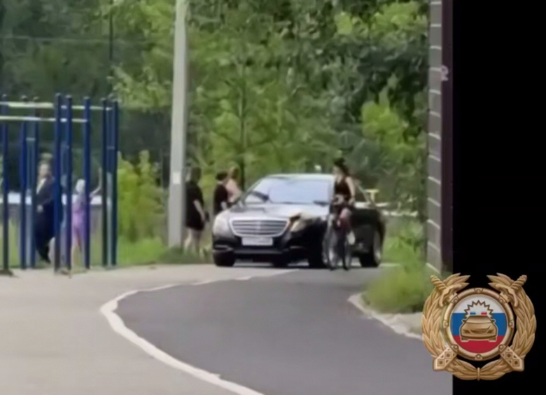 Изображение Водитель на Mercedes прокатился по пешеходной тропинке под Иркутском