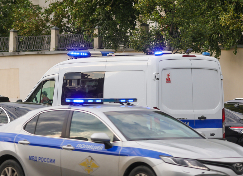 Изображение Авто с молодыми людьми опрокинулось и врезалось в остановку на трассе под Омском