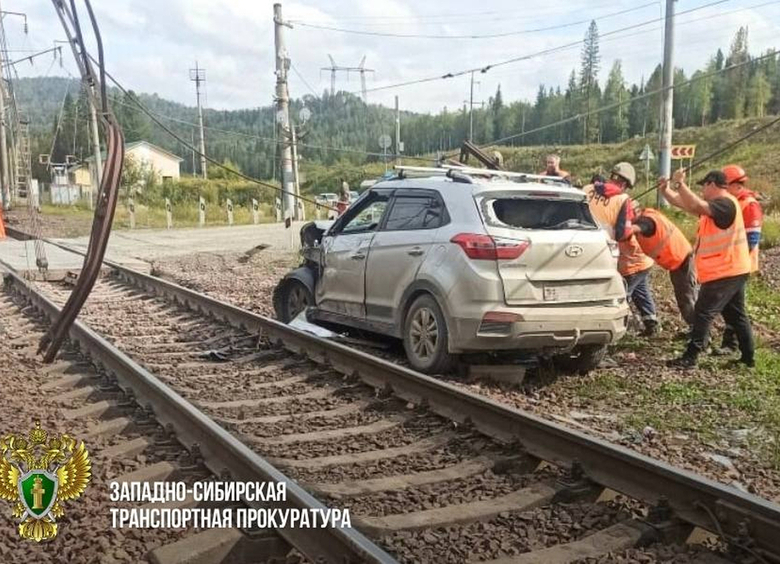 Изображение Грузовой поезд столкнулся с автомобилем на переезде в Красноярском крае