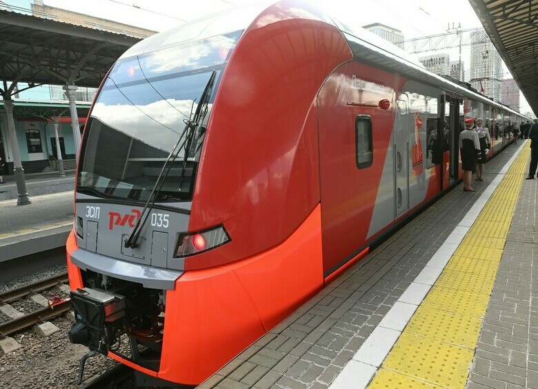 Изображение «Ласточка» протаранила Mercedes-Benz на переезде под Калининградом