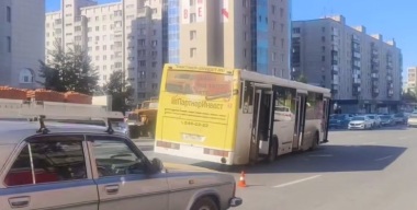 Водитель автобуса скончался за рулем и протаранил три авто в Новосибирске
