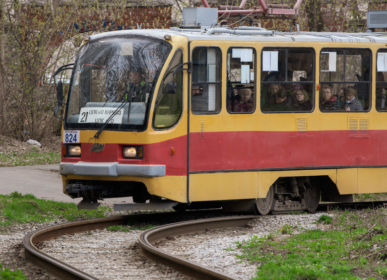 Изображение В Екатеринбурге трамвай сошел с рельсов, потому что рабочие их заасфальтировали