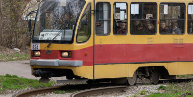 В Екатеринбурге трамвай сошел с рельсов, потому что рабочие их заасфальтировали