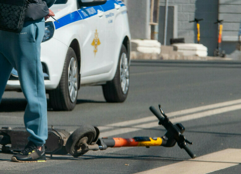 Изображение Водитель вылетел на тротуар и насмерть сбил самокатчика в Казани