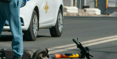 Водитель вылетел на тротуар и насмерть сбил самокатчика в Казани