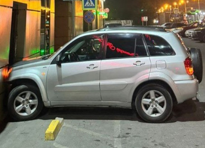 Изображение Кроссовер врезался в торговый центр в Калининграде