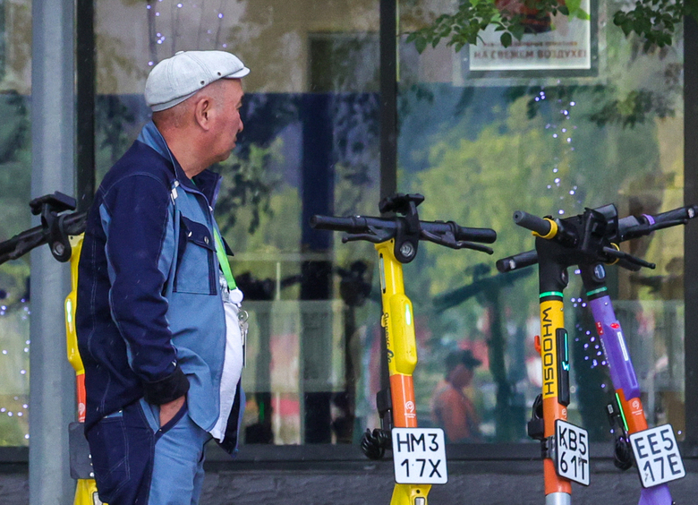 Изображение Неизвестные измазали фекалиями ручки прокатных самокатов в Сергиевом Посаде