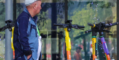 Неизвестные измазали фекалиями ручки прокатных самокатов в Сергиевом Посаде