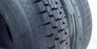 Эксперт объяснил, как износ шины влияет на устойчивость к аквапланированию