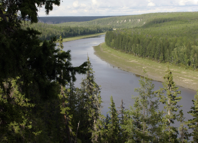 Изображение Бензовоз опрокинулся и разлил авиатопливо у реки Лена в Якутии