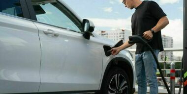 Электрозарядная станция открылась в крупном автоцентре Москвы