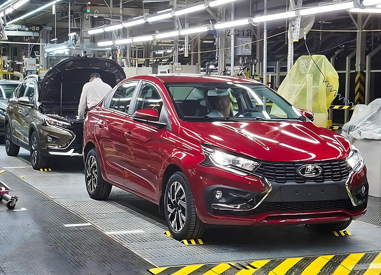 Изображение К дилерам поехали первые LADA Iskra, собранные в Петербурге