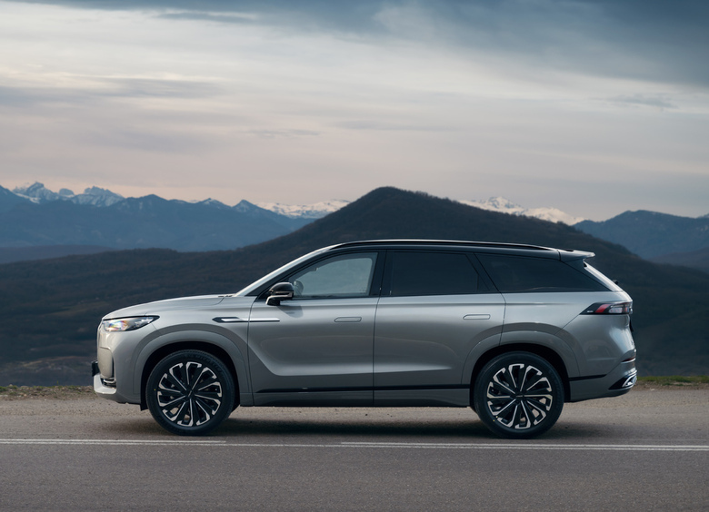 Изображение Солидный, мощный и надежный: выбираем среднеразмерный кроссовер в 2025 году