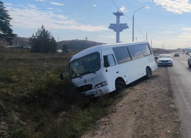 Изображение Маршрутный автобус съехал в кювет в Бурятии: есть пострадавшие