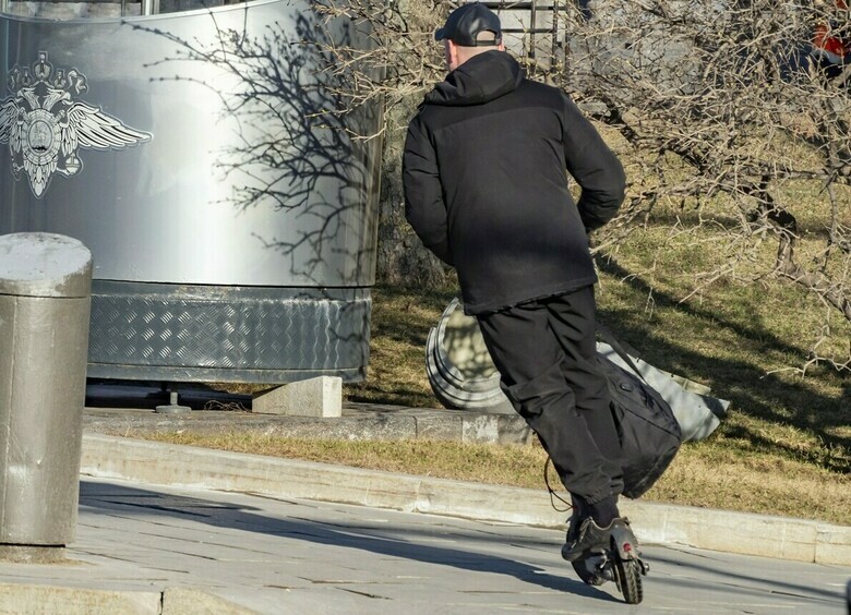 Изображение Электросамокатчик сбил четырехлетнюю девочку и скрылся с места ДТП в Сыктывкаре