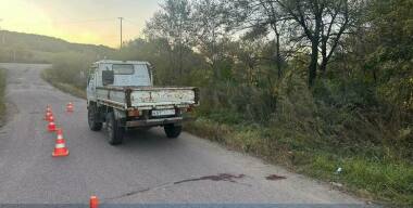 Девочка выпала из кузова грузовика и погибла в Приморье