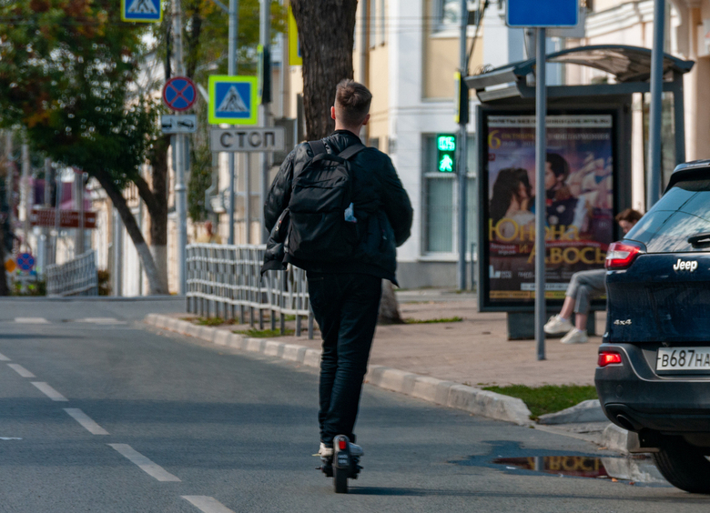 Изображение Самокатчик сбил беременную женщину в Москве и скрылся с места аварии