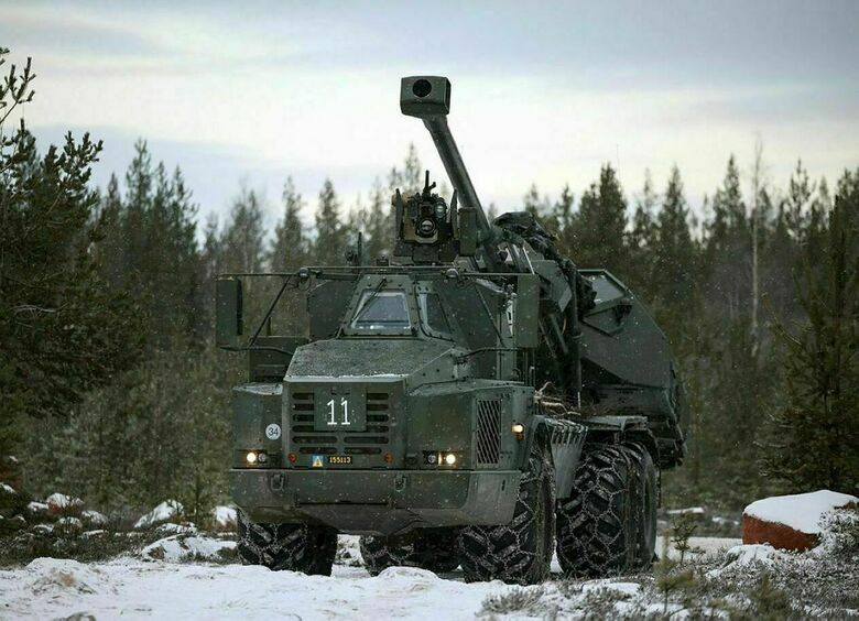 Изображение «Лучник» накрылся: российские дроны «заклевали» гаубицу на шасси самосвала Volvo