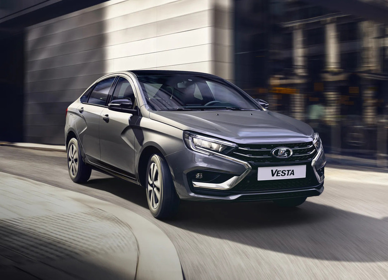 Изображение В LADA Vesta заклинило руль: машина вылетела в кювет и трижды перевернулась