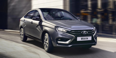 В LADA Vesta заклинило руль: машина вылетела в кювет и трижды перевернулась