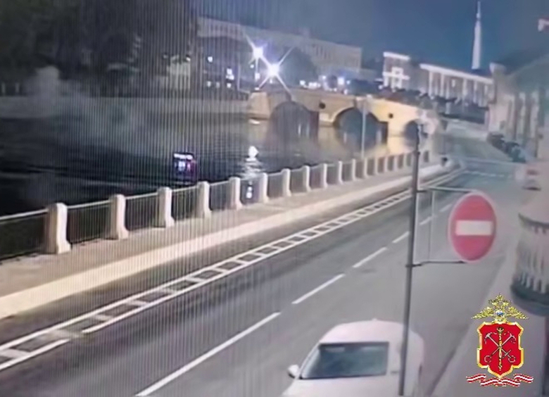 Изображение Porsche Cayenne проломил ограждение и упал в реку