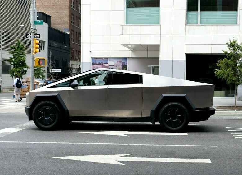 Изображение Семьи студентов, погибших в сгоревшем Cybertruck, подали иск против Tesla