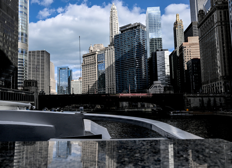 Изображение Неопознанный летающий объект убил водителя на трассе через лобовое стекло