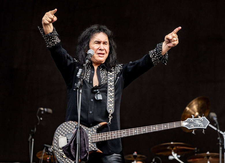 Изображение Бас-гитарист группы Kiss попал в аварию, потеряв сознание за рулем